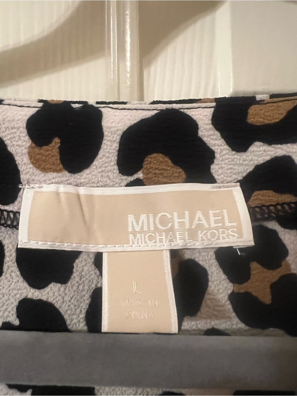 NWOT Michael Kors Women’s Leopard Print V-Neck Bracelet Sleeve Fall Blouse Large - Picture 2 of 8